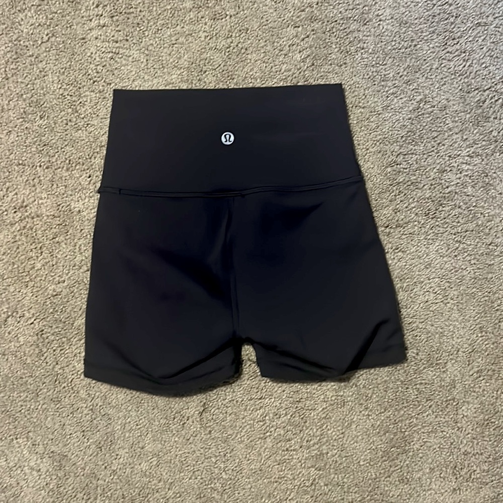 Lululemon 2.5 wonder train shorts